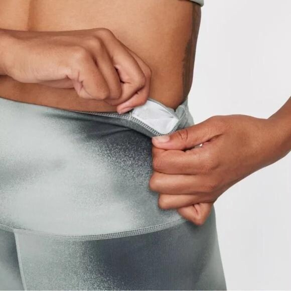 NWT Nike Women's One High-Rise Printed Leggings - Picture 2 of 3